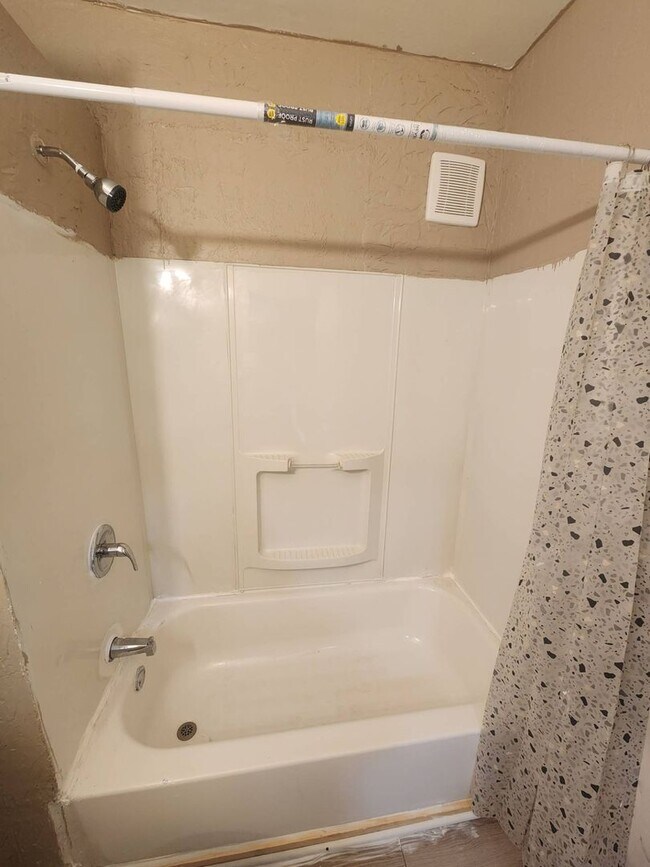 Building Photo - Charming 4-Bedroom Property in Prime Location