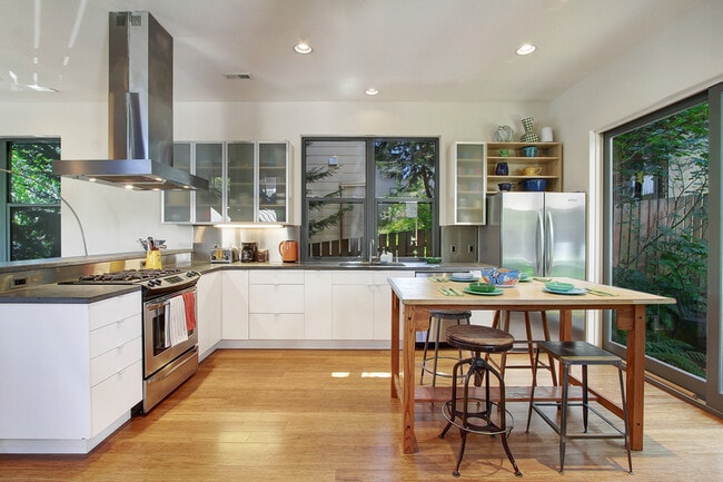 Building Photo - 216 26th Ave E