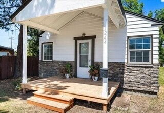 Building Photo - Charming 2 Bedroom Home with Fenced Backyard in Central Kennewick!
