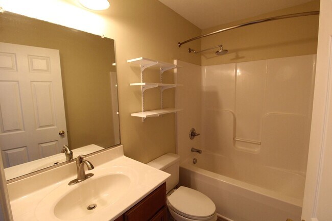 Building Photo - 2 bedroom 2.5 bathroom townhome for rent! ...