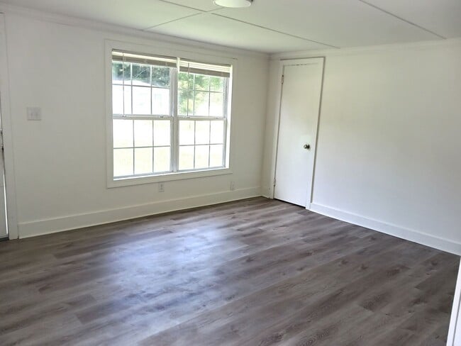 Building Photo - One Bedroom House Availalble for Rent in L...
