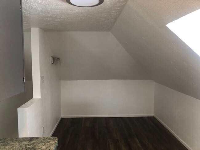 Building Photo - Wonderful Studio Close To SCC