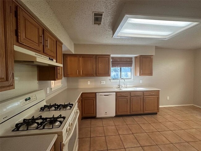 Building Photo - 6811 Luckenbach Ln