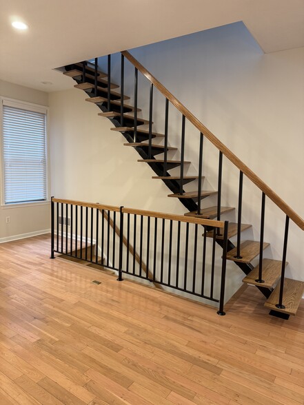 Building Photo - 5827 Pierce St