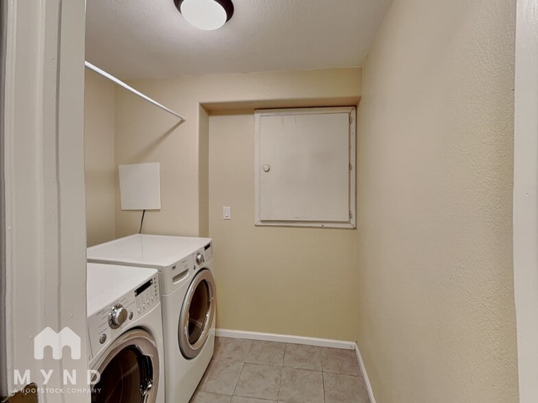 Building Photo - 2421 S Harlan Ct