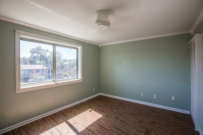 Building Photo - Adorable condo, waterfront view