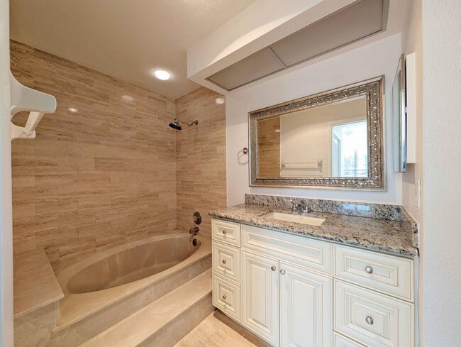 Building Photo - 7535 La Paz Blvd