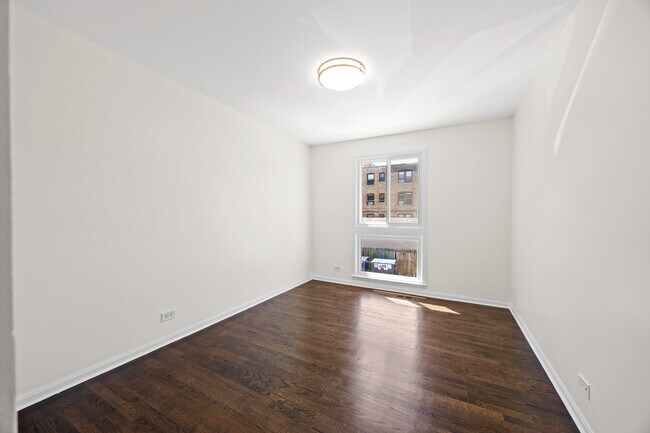 Building Photo - 1615 W Greenleaf Ave