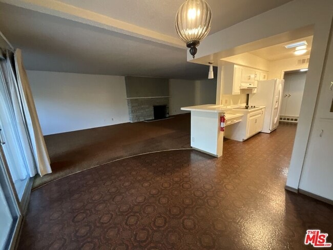 Building Photo - 46165 Burroweed Ln