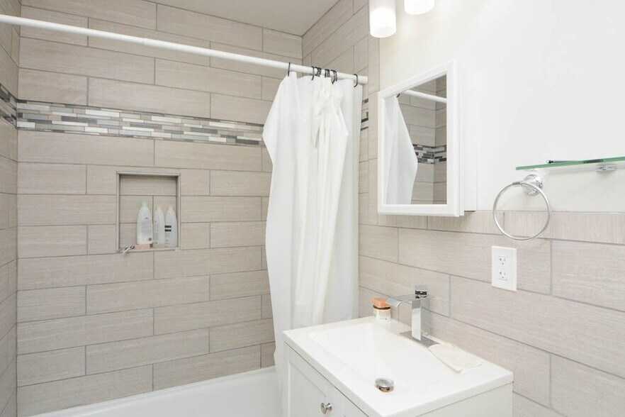 Building Photo - 7319 N Rogers Ave