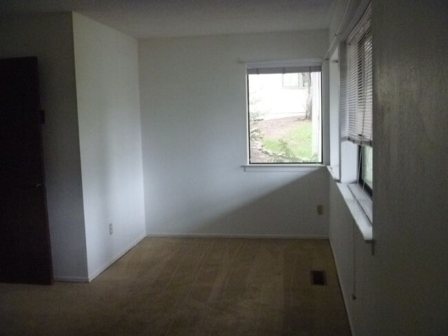 Building Photo - Southwood Glen - Newly painted!!