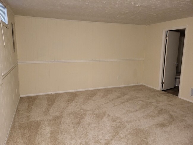 Building Photo - RARE 3-Bed Townhome in Fox Ridge Manor!