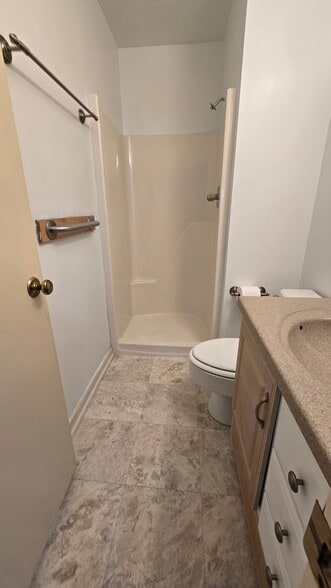 En suite master bathroom - 790 Vine St