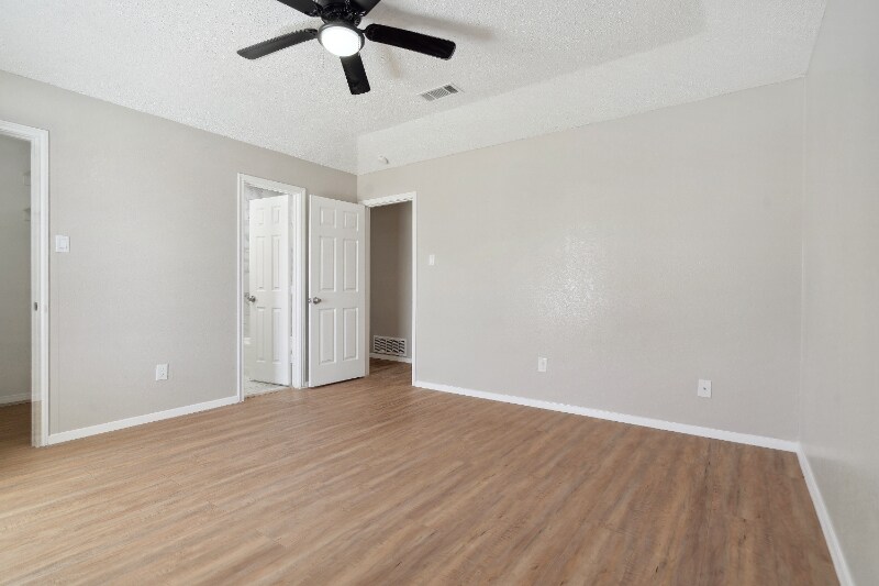 Building Photo - 2804 S Meadow Dr