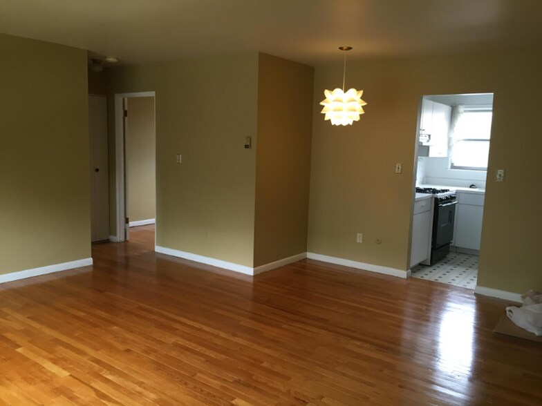 Building Photo - 2525 W 13 Mile Rd