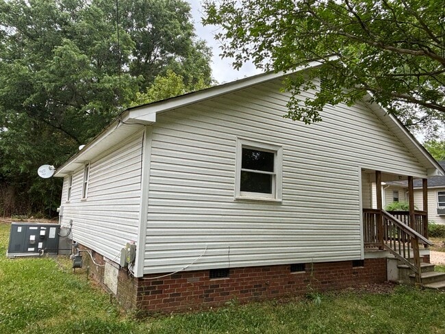 Building Photo - 907 Skyland St