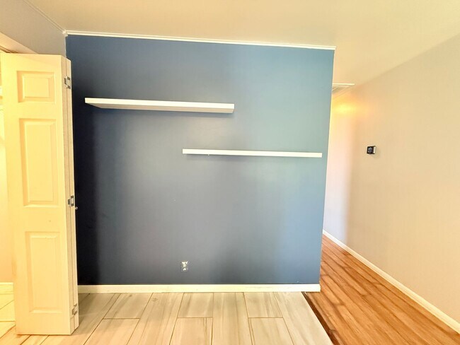 Building Photo - Adorable 3/1 Bungalow with $150 flat fee utilities