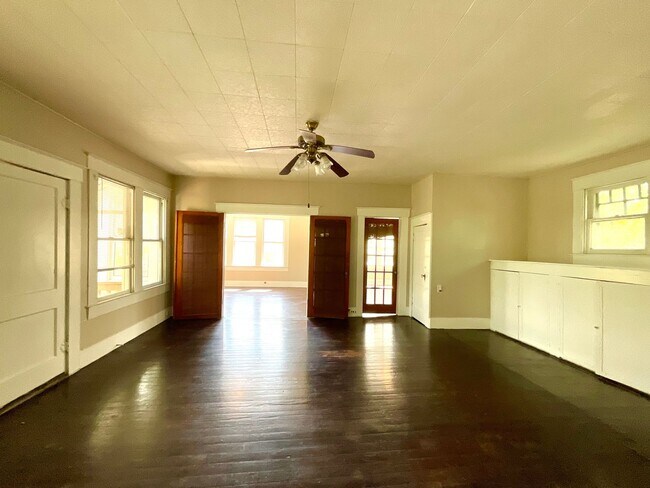 Building Photo - 810 W Magnolia Ave