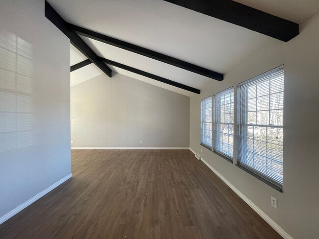 Building Photo - $0 DEPOSIT OPTION. TRI-LEVEL AURORA HOME WITH MODERN AMENITIES AND SPACIOUS INTERIORS