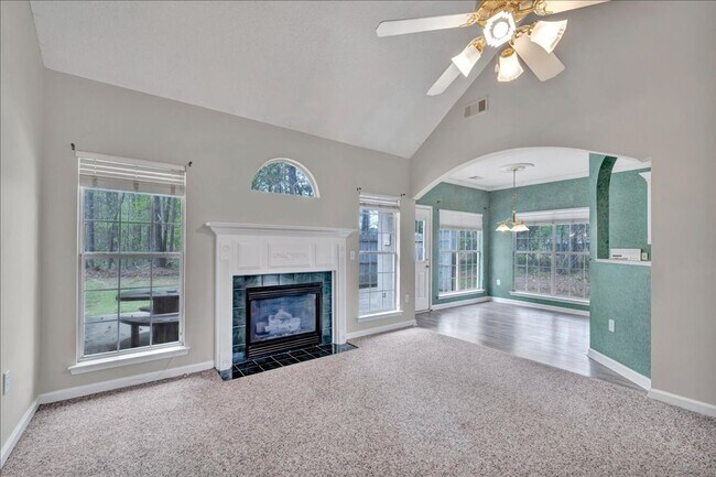 Building Photo - Country Club Living