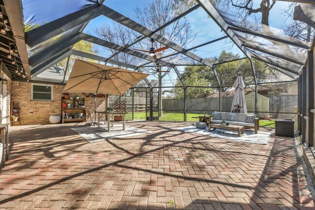 Building Photo - 2805 Silverway Dr