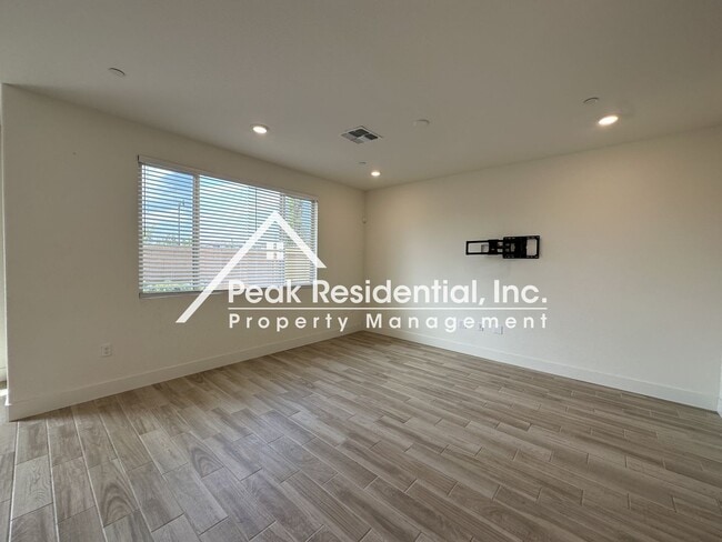 Building Photo - Beautiful Newer Elk Grove 3bd/2.5ba Home with 2 Car Garage