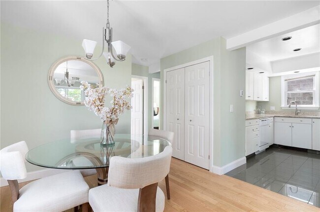 Building Photo - 492 Thames St