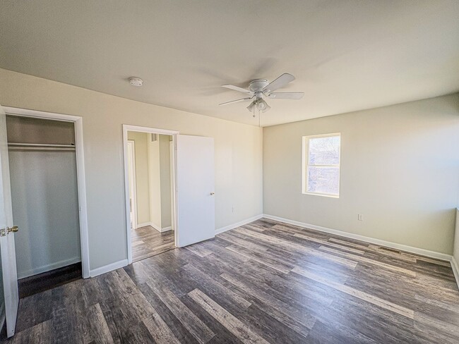 Building Photo - NEWLY RENOVATED CORNER UNIT! 2-Bedroom, 2-...