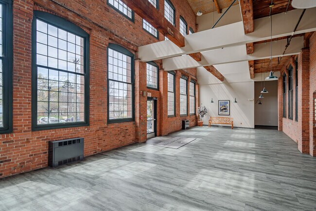 Building Photo - 25 Grand St