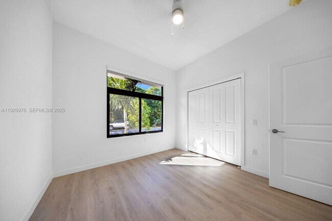 Building Photo - 20 NE 19th Ave