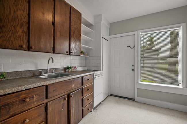 Building Photo - 826 3rd Ave N