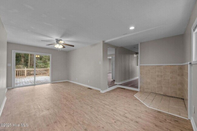 Building Photo - "Charming 4-Bedroom Home with 2 Full Baths on Murrill Hill Road – Your Perfect Jacksonville Retre...