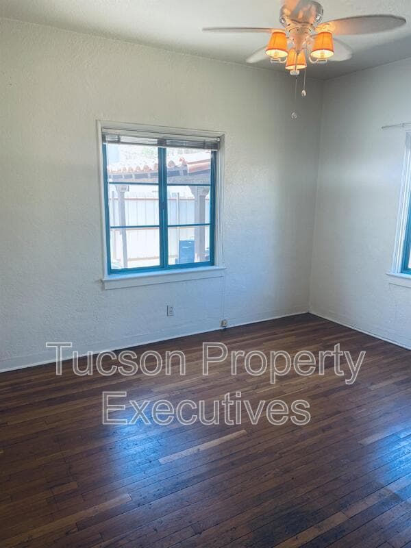 Building Photo - 1233 E Mabel St