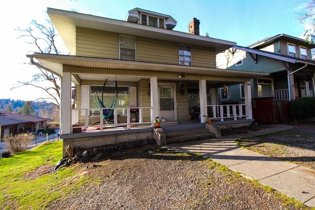 Building Photo - 1212 S Oak St