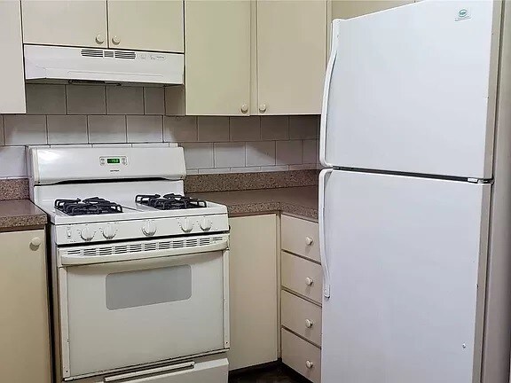 $ 2,000-2,300 - 3 BEDROOM!! - 85-11 150th St