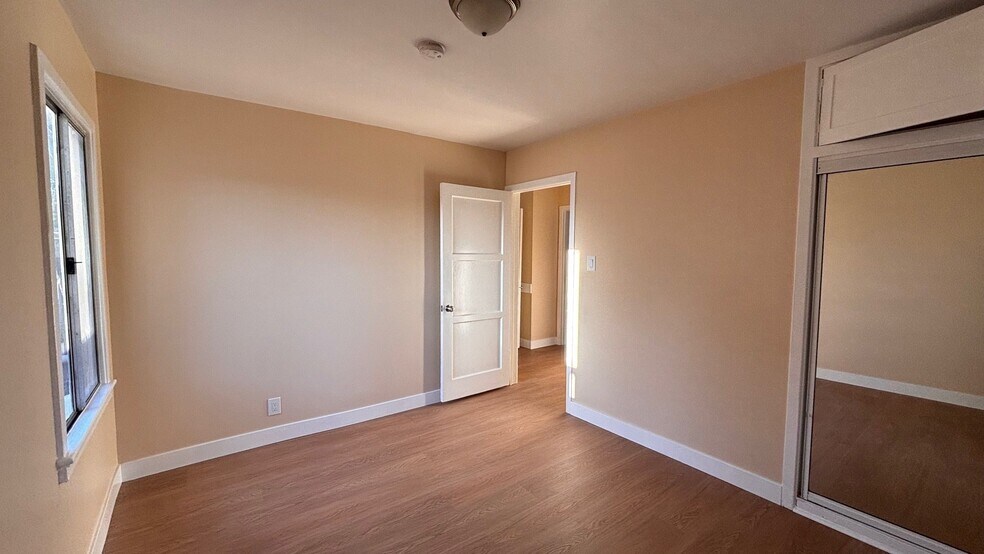 Building Photo - 855 W 29th Pl