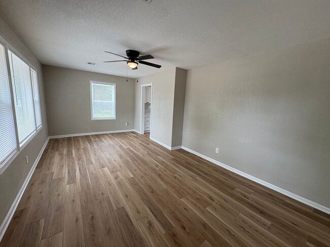 Building Photo - Don’t miss this opportunity! A Stylish Updated 4 Bedroom Home That’s Ready for You to Move Right In!