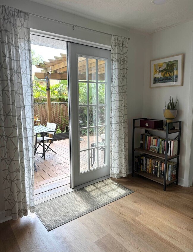 Building Photo - 2 Bedroom 2 Bath Annual Furnished Cottage ...