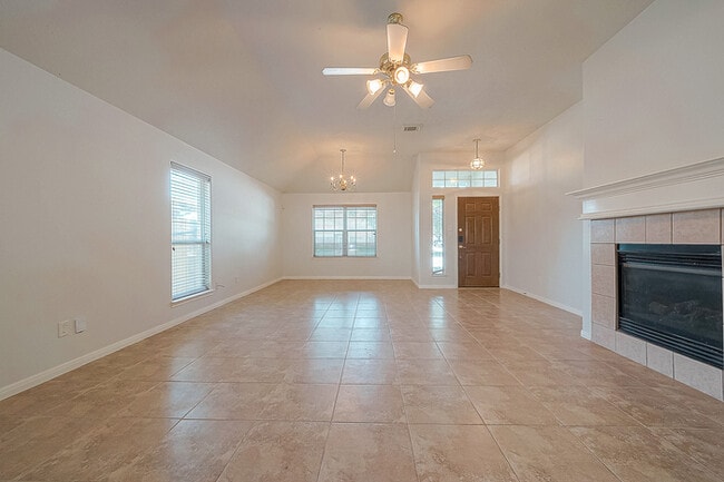 Building Photo - Spacious 3-Bedroom, 2-Bathroom Home with F...