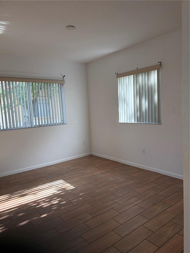 Building Photo - 8831 S Isles Cir