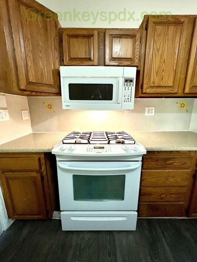 Building Photo - 2-Bedroom, 1-Bathroom Unit Available in Multiplex Near Downtown Hillsboro