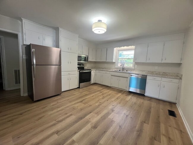 Building Photo - MOVE IN SPECIAL!  HALF OFF FIRST MONTHS RENT!