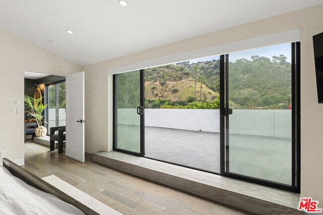 Building Photo - 1739 San Ysidro Dr