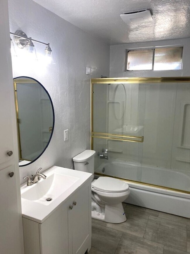 Building Photo - Spacious Home w/ Pool in East Redding!!