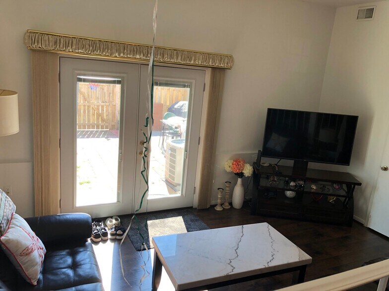 Building Photo - 4240 Embassy Dr