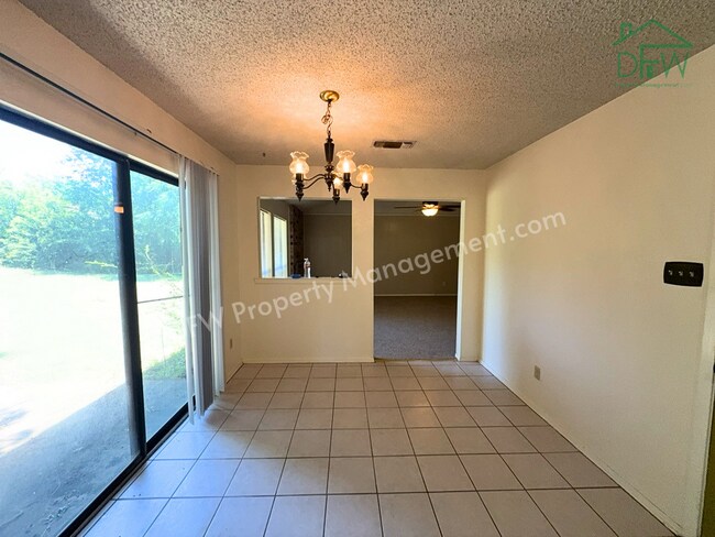 Building Photo - Spacious 3-Bedroom Home for Lease with Large Fenced Backyard in Quiet Benbrook Neighborhood