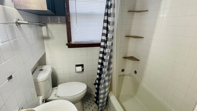 Building Photo - 1 Bedroom 1 Bathroom House!