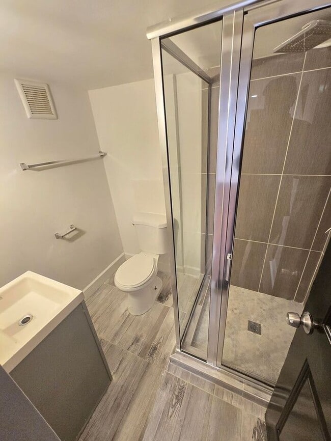 Building Photo - 4 Bedrooms 3 Bathrooms