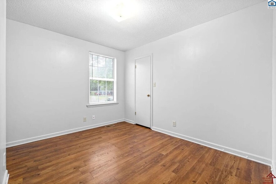 Building Photo - 1907 Roan Dr