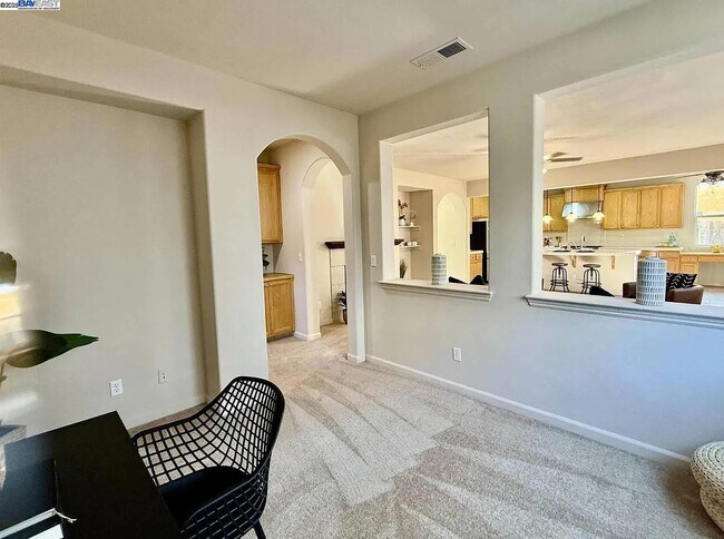 Building Photo - 3017 Roslyn Dr
